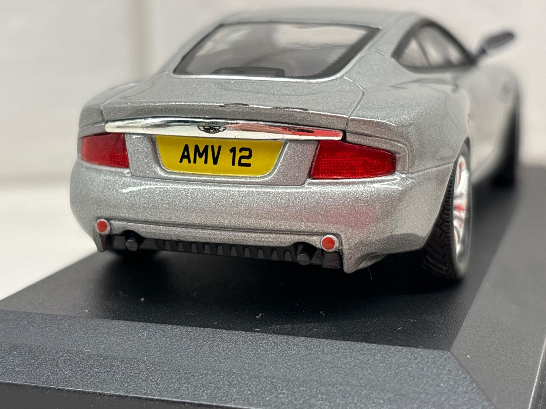 IXO Modellautos: Ixo Aston Martin v12 Vanquish 1/43 – Gebraucht aus Gollion von Hampton 3