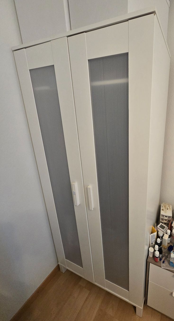 Guardaroba: Kleiner weisser Kleiderschrank – Usato da Ebmatingen venduto da gab_cbw9 1