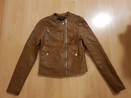 Neue kurze Kunstlederjacke von Vero Moda