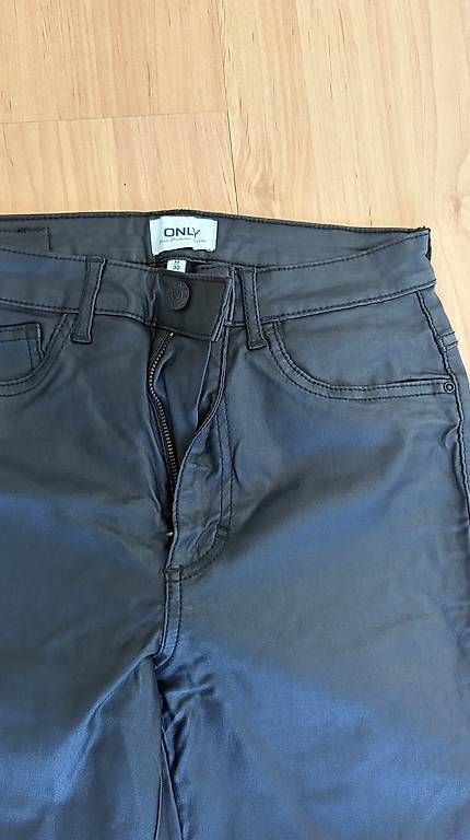 Only Jeans: Jeans Lederoptik Schwarz Strech – Usato da Neuheim venduto da Vinn 1