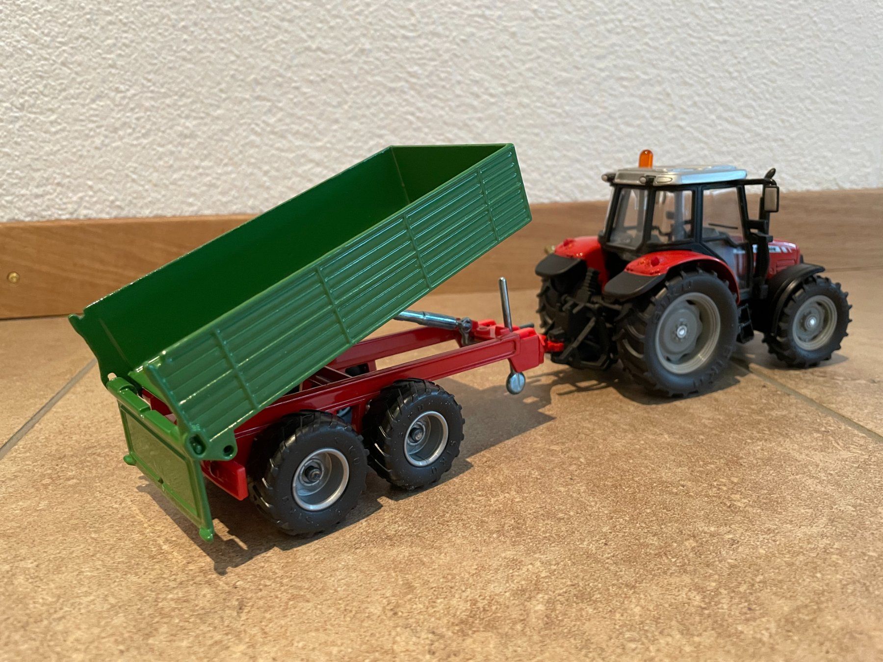 Massey Ferguson Traktoren: SIKU Massey Ferguson 5455 mit Kipper – Neu und originalverpackt aus Kreuzlingen von Stefan1150 3