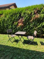 Table avec deux chaises