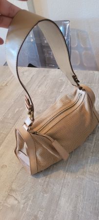 Gucci sac cuir perforé GG vintage et pochette couleur beige