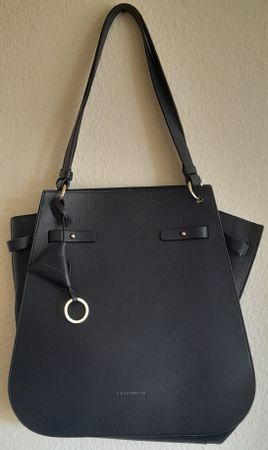 Sac Coccinelle en cuir grainé bleu. 