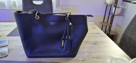 Neuwertige Guess Handtasche