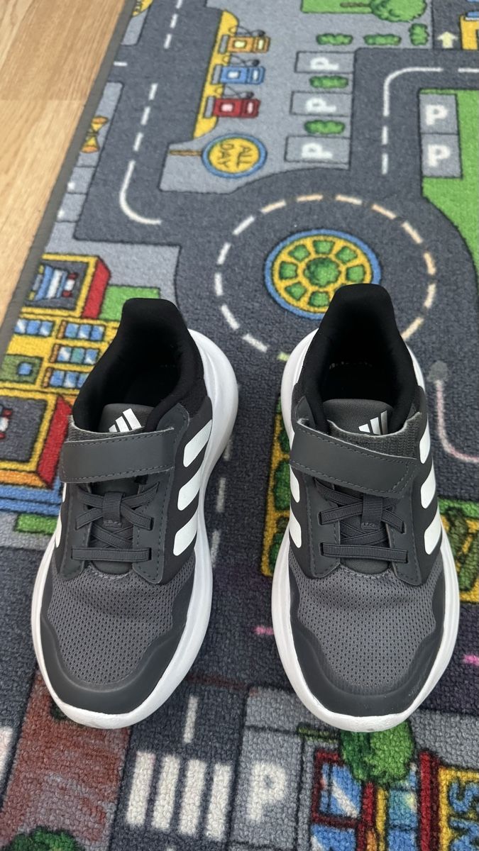 Adidas Schuhe für Jungen: Adidas Schuhe 33,5  – Gebraucht aus Spreitenbach von padobranac86