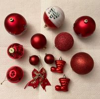 13 Weihnachtsbaumkugeln rot verschiedene Formen und Grössen