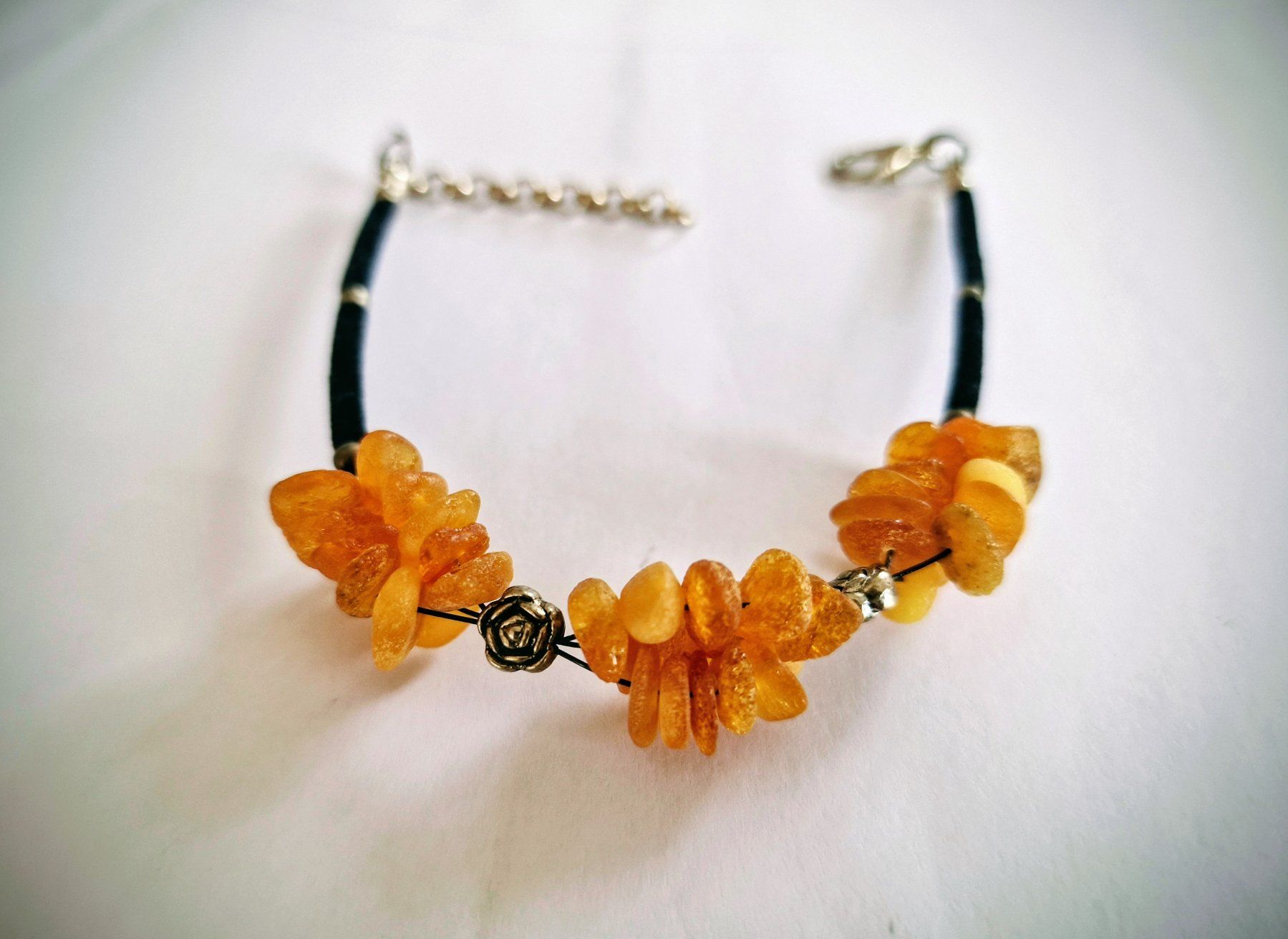 Bracelets: Bernsteinperlen in Rosenform, perfekt als Geschenk – Neuf (Voir description) à Widnau par Marakumba 3