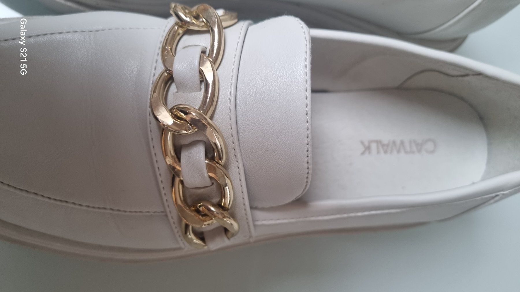 Damenschuhe: Weisse Catwalk Schuhmit Goldkette, Grösse 37 – Gebraucht aus Vättis von cala010 1