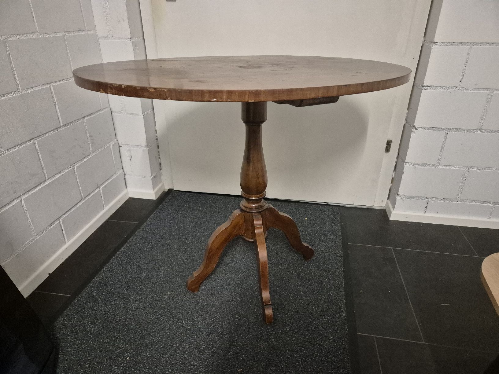 Gravures sur bois: Holztisch antik – D'occasion à hauptwil par mona_9213