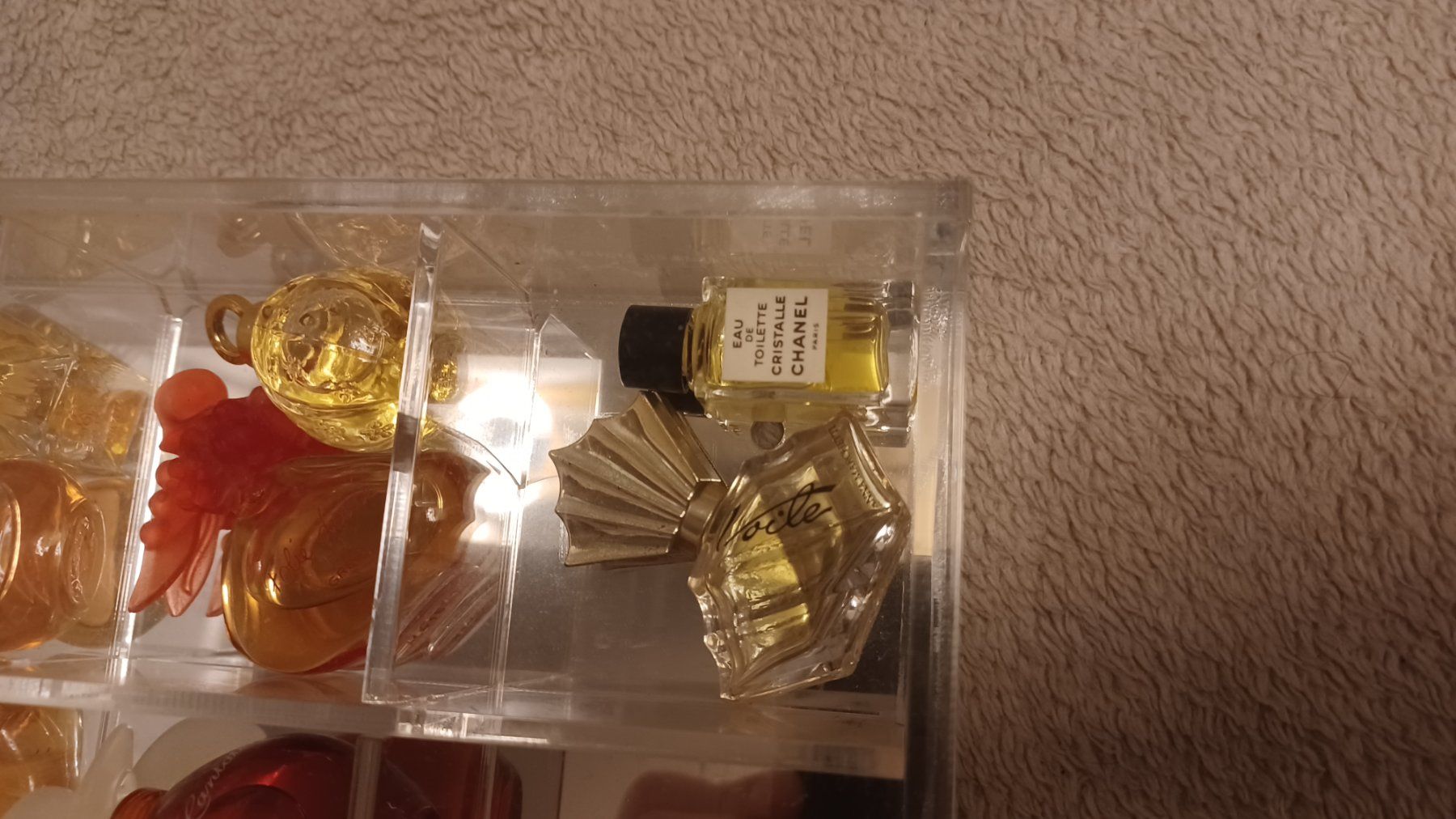 Profumi & Eau de Toilette: Parfum Miniaturen Sammlung im Acryl Display gebraucht – Usato da Winznau venduto da FlorianV 7