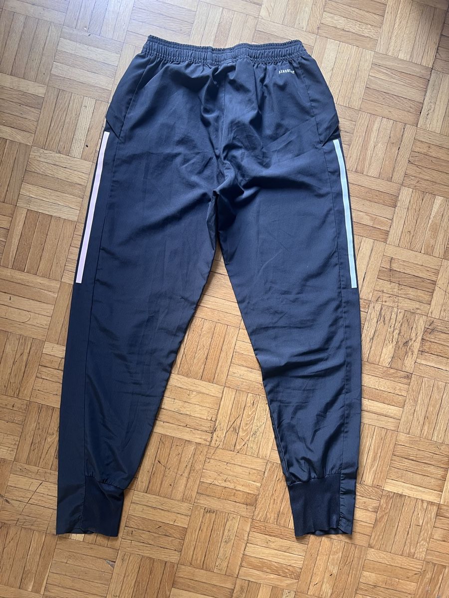 Adidas Pantaloni: Adidas pants / trousers  – Usato da Zug venduto da kar_vq6b 1