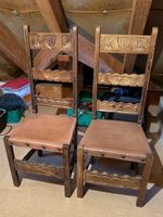 Zwei Holzstühle mit Ledersitz rustikal gebrauchter Zustand