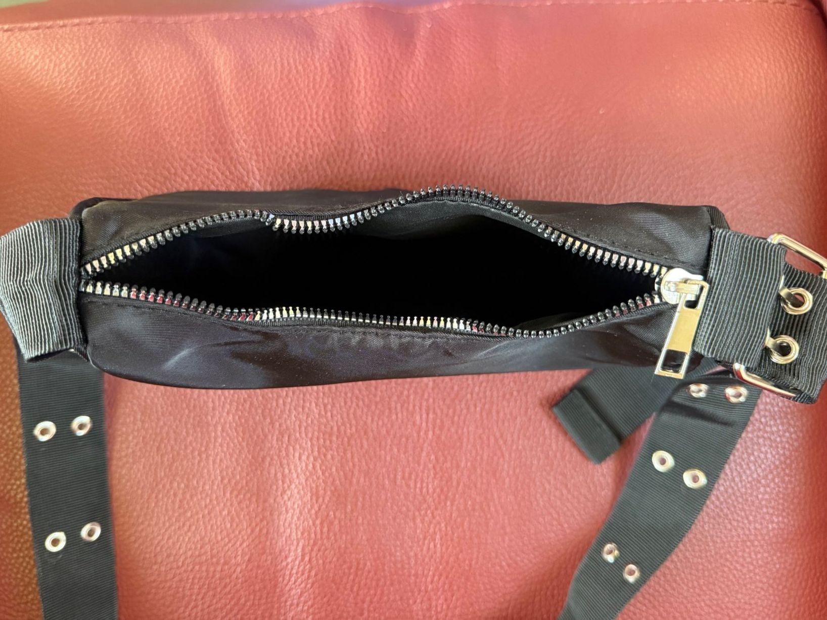 Altro in  Abbigliamento & Accessori: Sac en bandoulière noir – Nuovo (secondo la descrizione) da Prez-vers-Siviriez venduto da mar_n29z 2