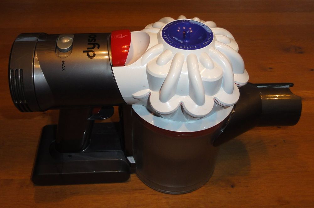 Dyson V7 mit Ladegerät, Motorbürste und kleiner Bürste Kaufen auf Ricardo
