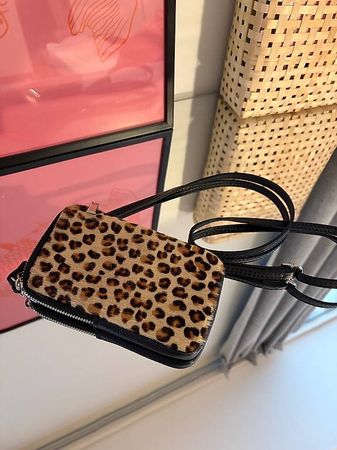 Kleine Tasche aus Leder mit Leoprint