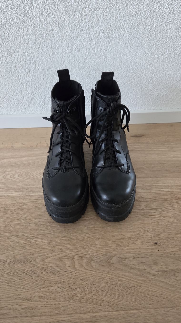 Ugg Damenschuhe: Ugg Lederboots – Neu (gemäss Beschreibung) aus Winznau von Lauralavera1