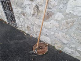 Fourche de jardinage robuste, en très bon état