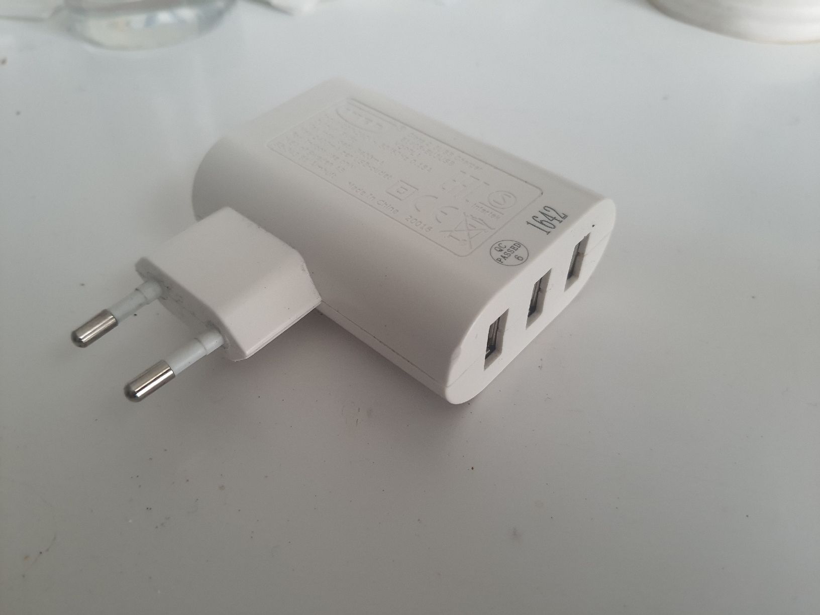 Ikea Caricabatterie: Ikea Ladegerät 3 USB Anschlüsse – Usato da Flawil venduto da rcnkr