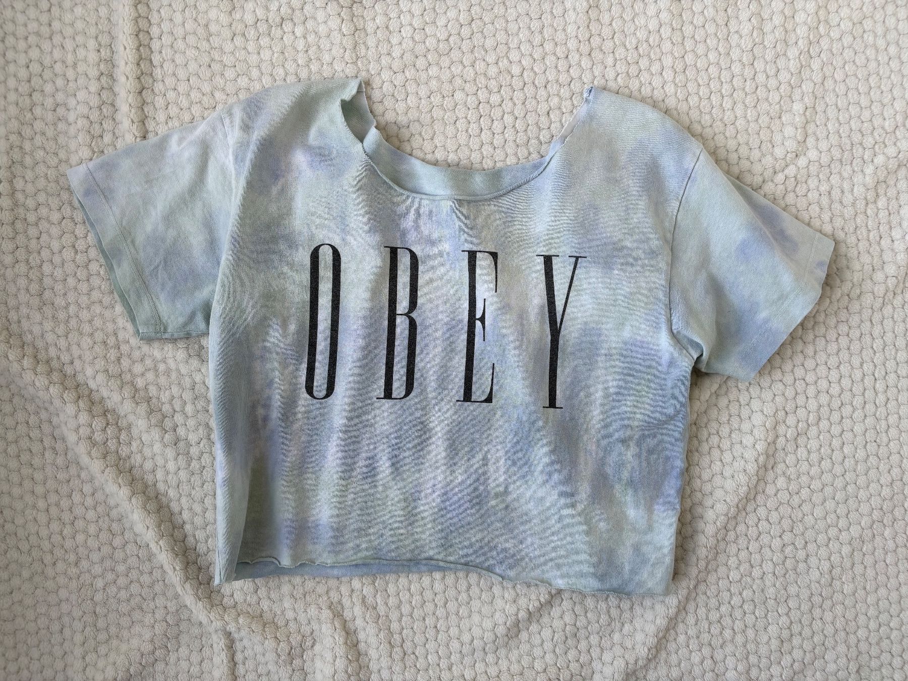 Obey T-Shirts: tshirt OBEY bleu cropé main – Gebraucht aus Sorens von ma.stlz