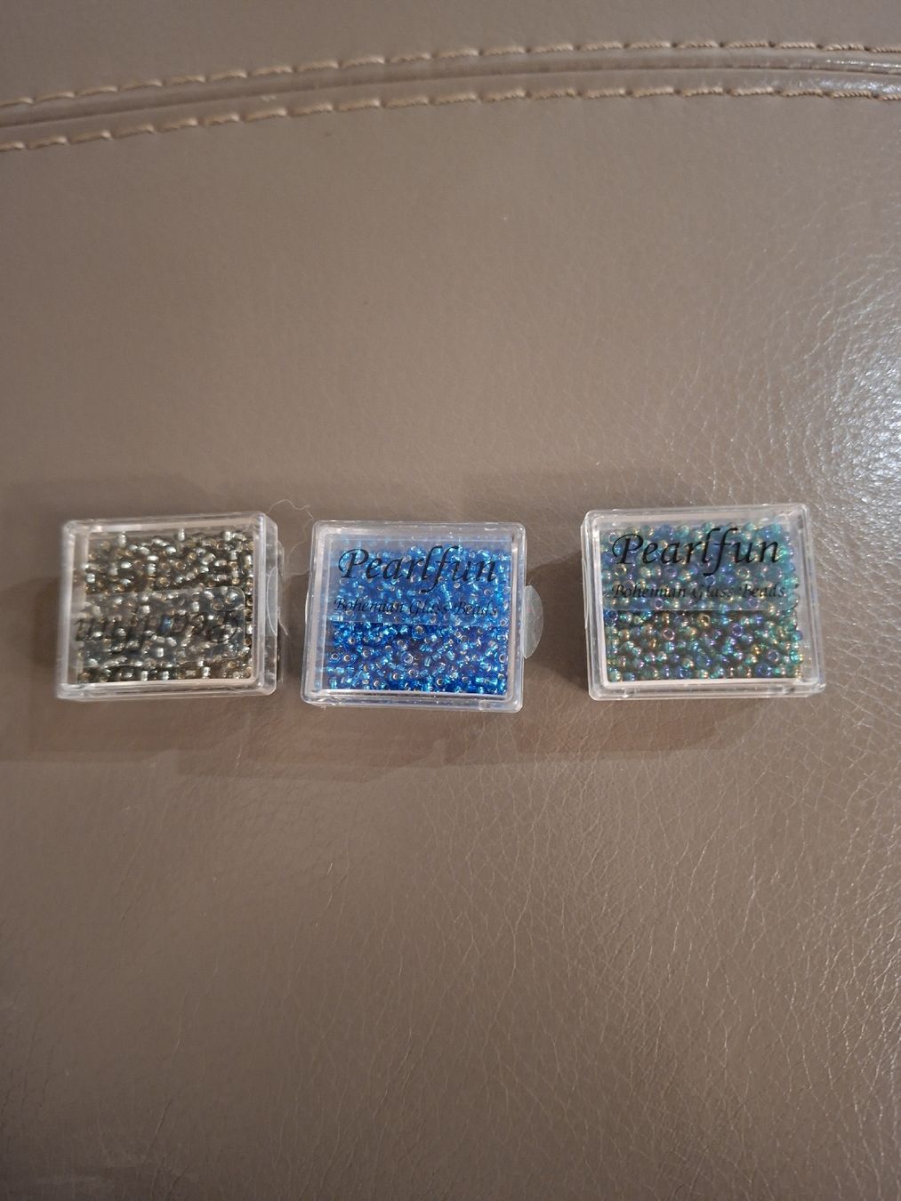 Perle (finte): Lot de 3 boîtes de perles de rocaille – Nuovo e nell'imballaggio originale da Vevey venduto da Manatee29