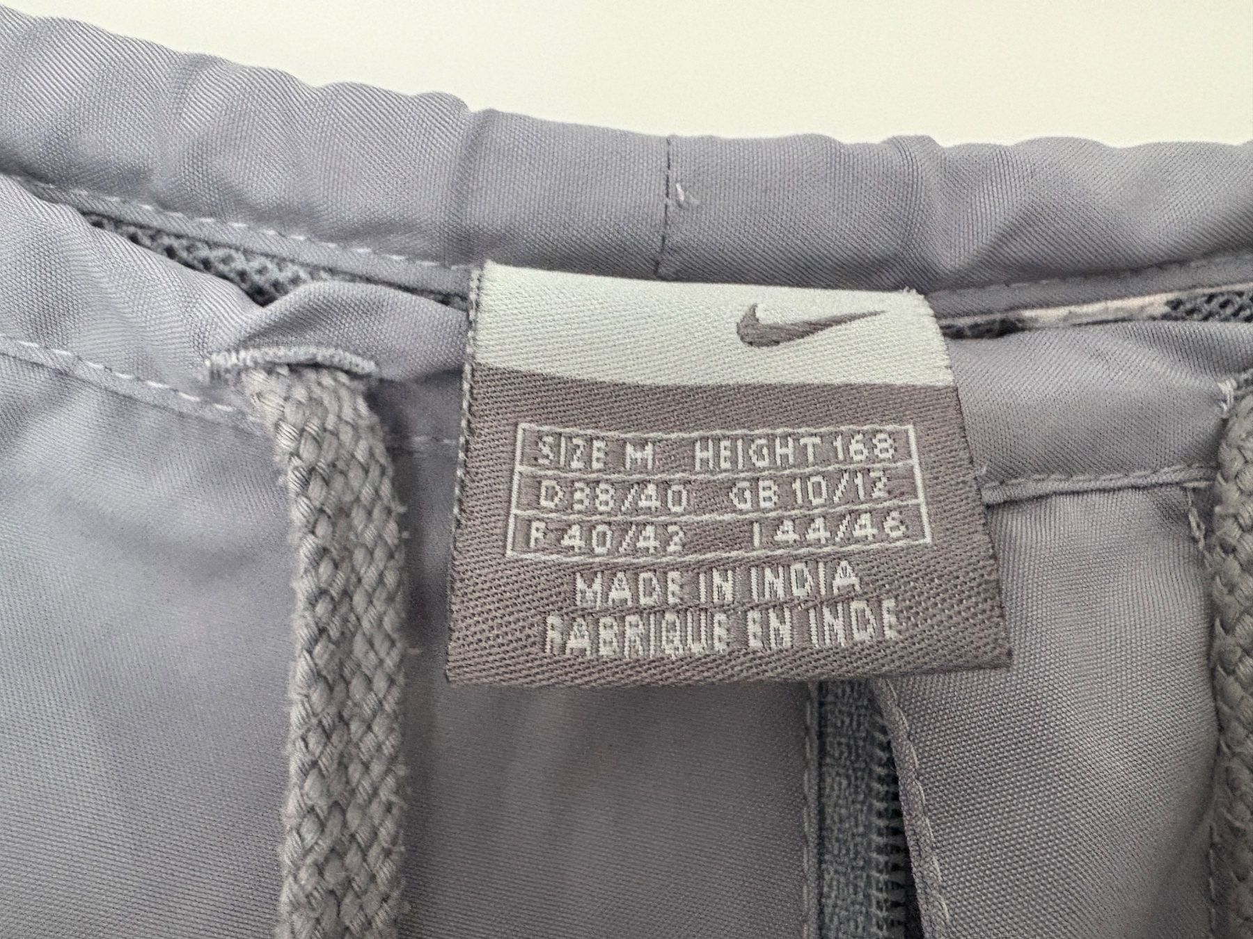 Nike Pantalons: NIKE track pants y2k Size M vintage – D'occasion à Muzzano par Sidney_3 3