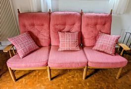 Canapé rose vintage en bois