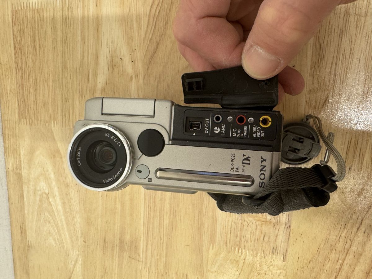 Sony Videocamere: Camcorder Sony DCR-PC2E gebraucht mit Ladekabel – Usato da Birsfelden venduto da inf_l2yy 6