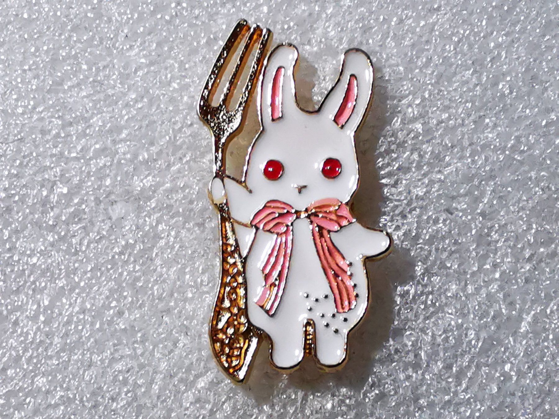 Placchette & Badge: Ansteckpin 44: Hase mit Gabel – Usato da Oppligen venduto da Pin-Fall-Shop