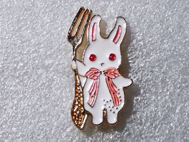 Ansteckpin 44: Hase mit Gabel