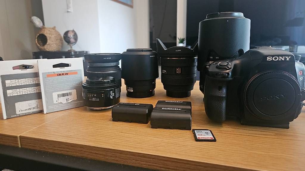 Alpa Fotocamera: Sony A57 + divers objectifs et accessoires – Usato da Cugy FR venduto da Loco88