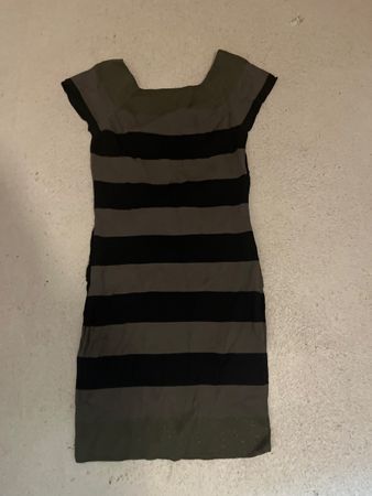 Schönes Kleid mit Glitzer, gestreift, Grösse 36