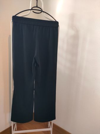 Schwarze Hose Damen schwarz mit zwei Knöpfe