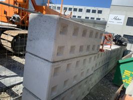 Betonklötze für Stützmauer