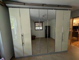 Kleiderschrank mit Spiegeltüren und Licht