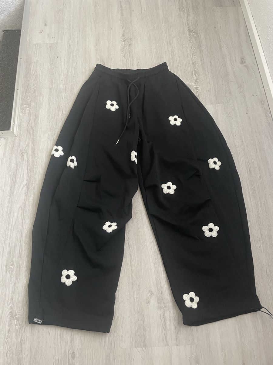 Hosen: Schwarze Hose mit Blumenmuster Grösse M neu – Gebraucht aus Ennetaach von Ustraessle