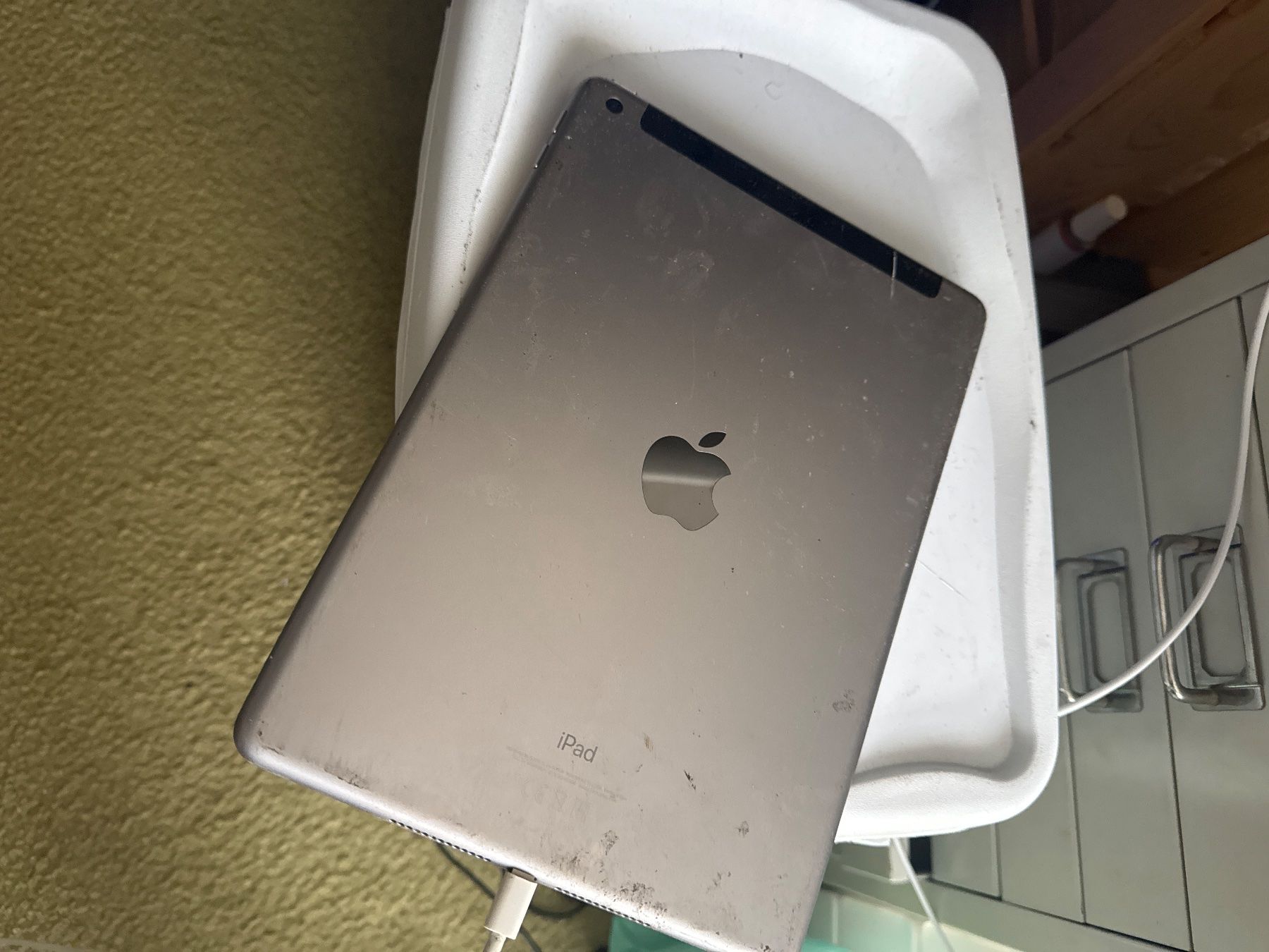 Apple Tablet PC: Ipad 6 - A2429 - icloude - Display gut!!! – Difettoso da Olten venduto da HoYa01