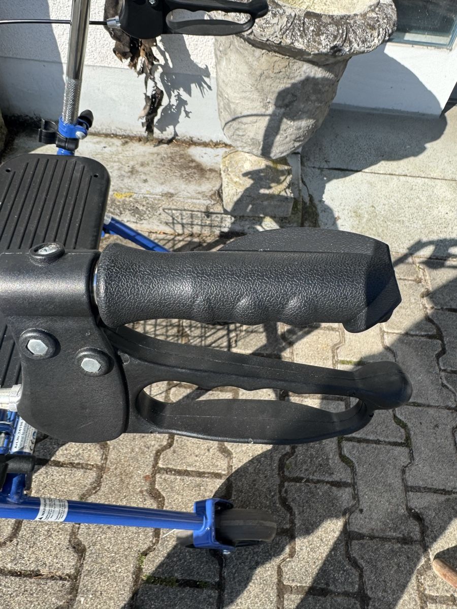 Gehhilfen: Rollator neuwertig Sitzfläche Bremsen Korb  – Gebraucht aus Frasnacht von Kulturpalast 2