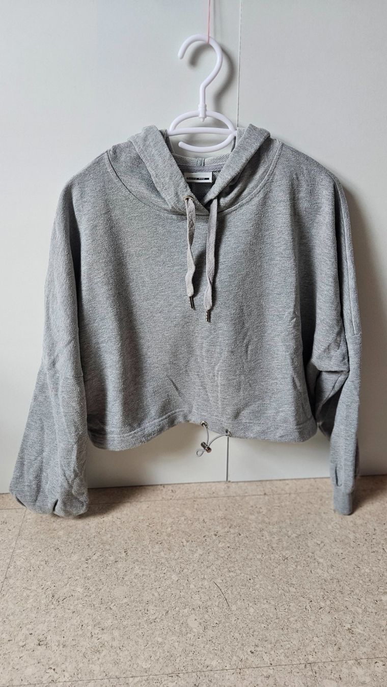 Pulls & Sweat-shirts: Kapuzenpullover – D'occasion à Münchenbuchsee par Yothu