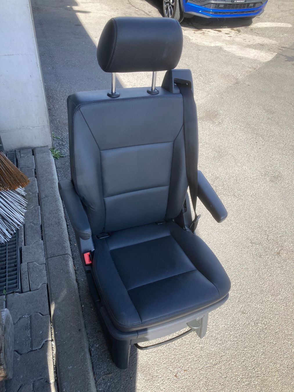 VW Tutti i ricambio: VW T6 Multivan EinzelSitz Drehbar Leder – Usato da Cham venduto da WB2223 1