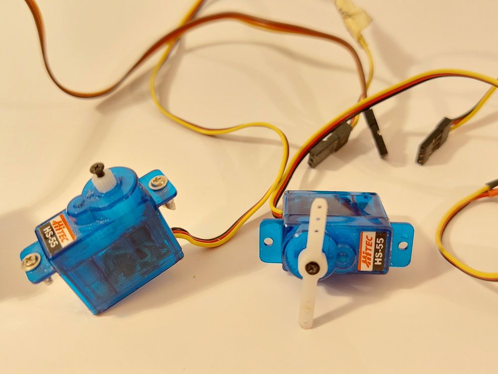 4x Servos Modellbau (2x HS55 Hitec, 2x Micro Servo) Kaufen auf Ricardo