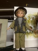 Porzellanpuppe Junge kariertes Jackett Grösse ca 40cm