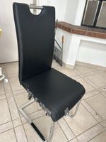 6 Schwarze Stuhle die neuen Bezug brauchen
