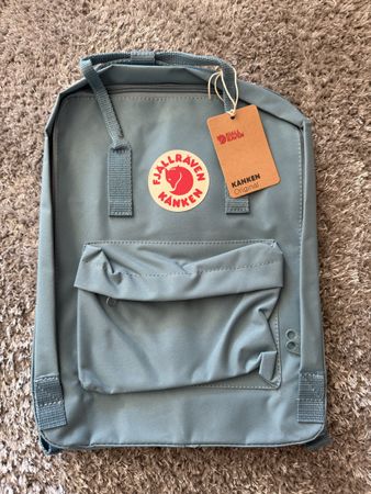LAST CHANCE Fjällräven Kånken Rucksack in Frost Green 16L