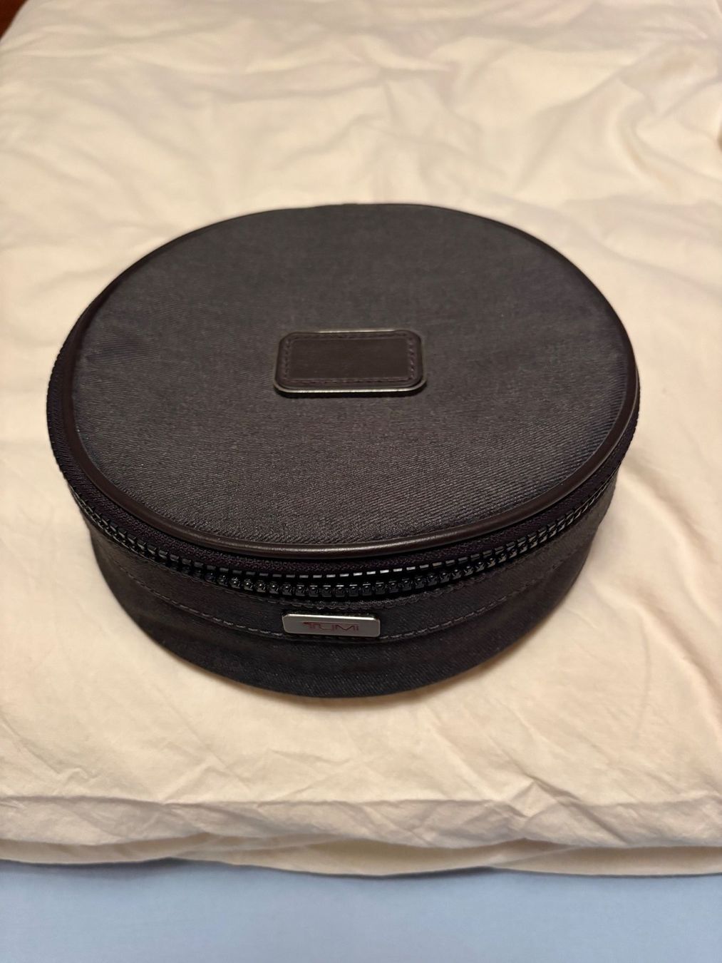 Tumi Borse: Original TUMI Reise-Etui / Tech-Case – Rund, Anthrazit – Usato da Pfäffikon SZ venduto da iva_9fnw