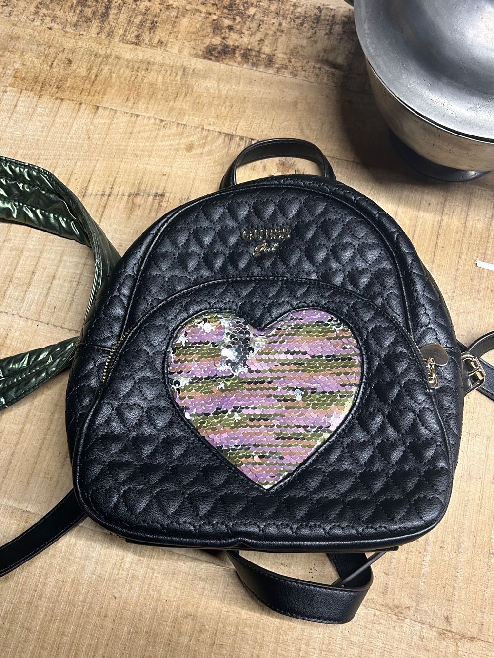 Guess Zaini: Joli sac à dos Guess comme neuf! – Nuovo (secondo la descrizione) da Chavornay venduto da Petit_Biberli