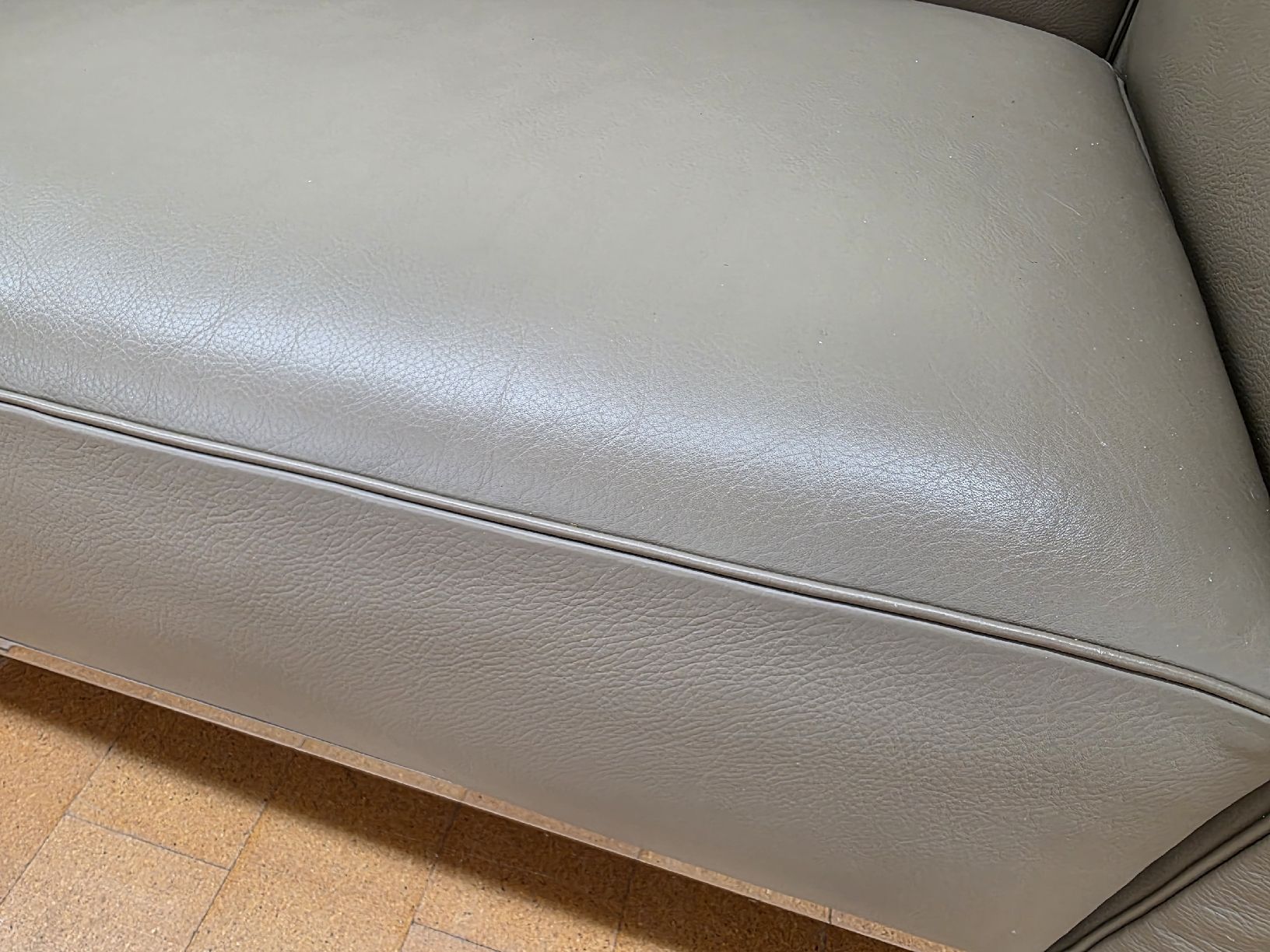 Cassina Divani: Original Cassina LC3 Sofa Le Corbusier Leder – Usato da Lichtensteig venduto da Polsterwerk 3