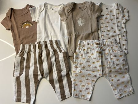 4 Kurzarmbodies + 2 Hosen Gr. 54/1 Mt.