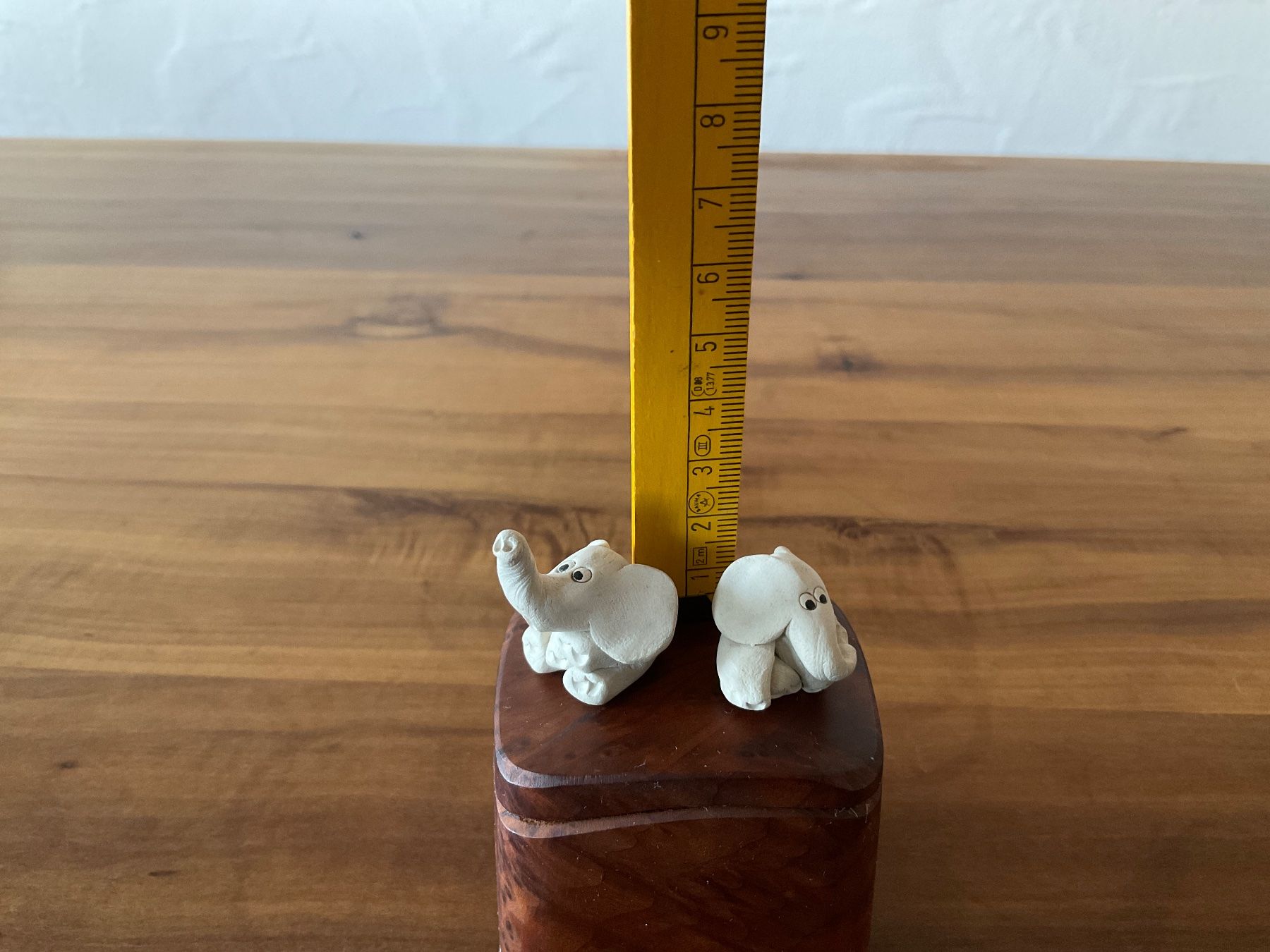 Statuette: 2 kleine Elefanten, weiss, Ton oder Gips – Usato da Wetzikon ZH venduto da CZ. 7