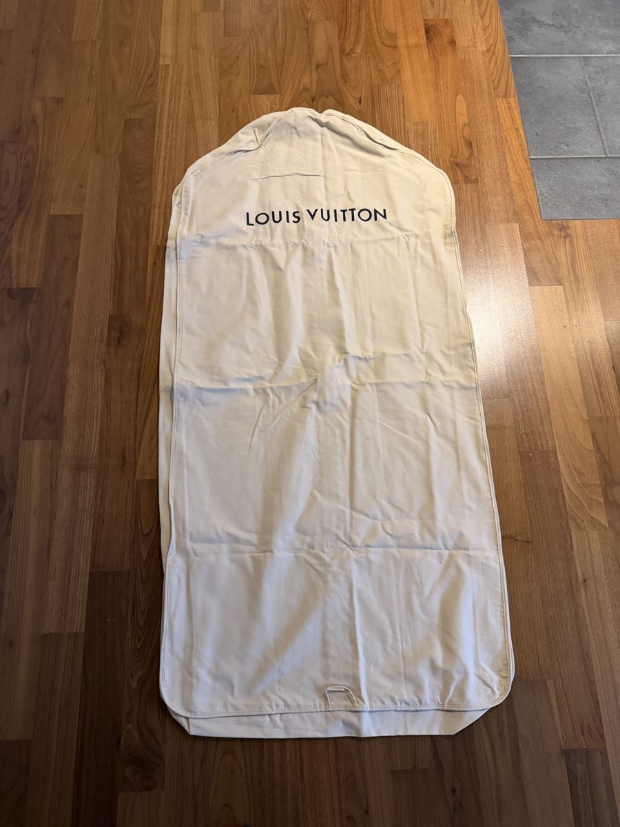 Louis Vuitton Borse: Louis Vuitton Anzugsschutz – Nuovo (secondo la descrizione) da Kloten venduto da Wkaeser